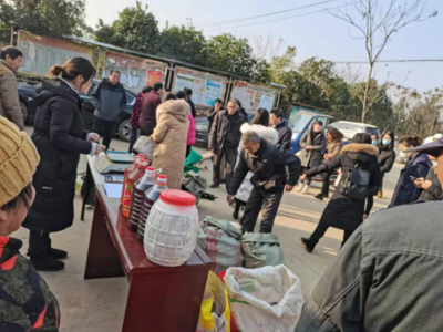 贺胜桥镇 消费扶贫来赶集，家禽购销暖人心